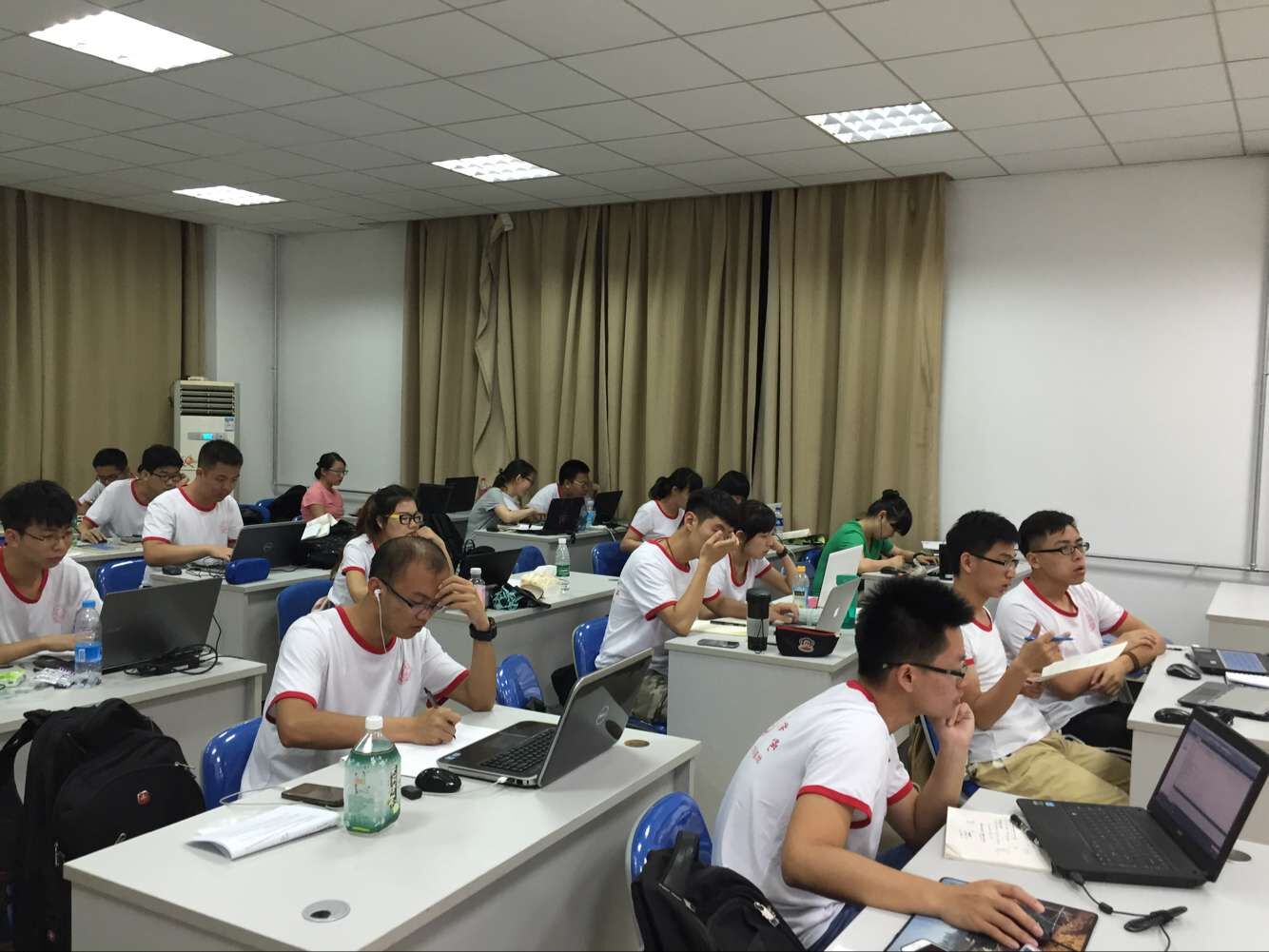 09公司为夏令营同学提供舒适的自习环境，同学们认真完成考核内容